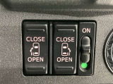 両側パワースライドドアを採用しており、運転席から簡単に開閉操作が可能です。駐車場や狭い場所でも扱いやすく、乗車時・降車時の負担を軽減します。