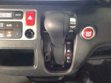 オートマチックシフトレバーは、手になじみ操作しやすい形状で安全運転にもつながります♪