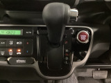 CVT車のセレクトレバーです。低速から高速まで、変速ショックのないスムーズな走りを実現するとともに、エンジン効率のよい領域を維持することで燃費にも貢献します。