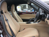 正しい姿勢で運転できるように体幹の腰部をしっかりささえるようデザインされているシートです。素材、シート形状を研究することでフィット感を高めつつ、優れた快適性を実現しています。