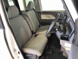 運転席の座面高さを調整できるシートリフターが付いています。フロントシートはベンチシートを採用で、座面も広く使い勝手もいいですよ♪
