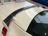 【純正リヤスポイラー】スポーツカーらしさがグッと引き立つリヤスポイラーを装着♪高速走行時のスタビリティ(走行安定性)向上に役立ちます。