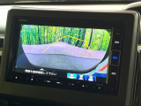 【バックカメラ】駐車時に後方がリアルタイム映像で確認できます。大型商業施設や立体駐車場での駐車時や、夜間のバック時に大活躍!運転スキルに関わらず、今や必須となった装備のひとつです!