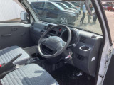 ゆったりとくつろげる運転席です。