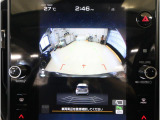 後方映像を11.6インチディスプレイに表示し、ステアリング連動ガイドラインが駐車をサポート。さらに後退時はリヤ4センサーが障害物を検知し、必要に応じてブレーキが作動します。