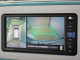 パノラミックビューモニター付きです。車両を上から見たような映像をナビゲーション画面に表示。運転席からの目視だけでは見にくい、車両周辺の状況をリアルタイムでしっかり確認できます。