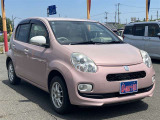 ピンクと白が映えるかわいい車です