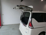 後ろの車や、壁からの距離が近いときにとくに活躍するハーフバックドアが付いております。
