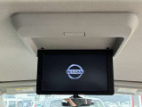 【フリップダウンモニター】後席用フリップダウンモニターを装備。天井から展開する大画面で、後席でも映像コンテンツを快適に楽しめます。ロングドライブ時の快適性を高める装備です。