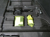 スペアタイヤレス車です。応急セットを搭載しております。
