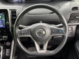 インテリアに合わせたデザインのステアリングは、運転される方のことも考え、運転しやすい形状、大きさです。是非一度、実際に触ってお確かめください。
