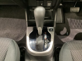 CVT車のセレクトレバーです。低速から高速まで、変速ショックのないスムーズな走りを実現するとともに、エンジン効率のよい領域を維持することで燃費にも貢献します。