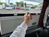 眩しい日差しから守ってくれるロールサンシェード 使わないときはスッキリなおせます