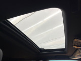【サンルーフ】開放感たっぷりの希少装備、サンルーフが装着されています!車内に明かりを取り入れたり景色を楽しむ以外にも、車内の空気も簡単に換気できて快適です!