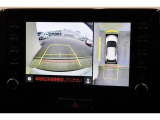 前後左右のカメラの映像を合成し、車を上から見たような視点のパノラミックビューモニター。後方の死角だけでなく左右や前方の障害物の発見もしやすくなります。