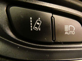 【レーンディパーチャーアラート】道路上の白線(黄線)を単眼カメラで認識し、ドライバーがウインカーを操作をしないで車線を逸脱する可能性がある場合、ブザーとディスプレイ表示による警報でお知らせします。