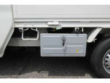 左横には「純正の工具BOX」付き。