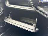 【グローブボックス】大容量のグローブボックスです!!車検証ケース他、日頃使う小物類の収納スペースもたくさんあります!