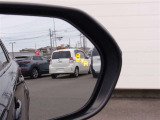 【ブラインドスポットモニター】隣車線を走る車両をレーダーで検知し、ミラーで確認しにくい後側方エリアに存在する車両を検知します。車両を検知するとドアミラーに搭載されたLEDインジケーターが点灯します。