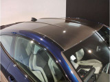 【Mカーボンファイバー製ルーフ】Mデザインの魅力的なルーフラインを更にダイナミックに強調。車両重量を低減し低重心化を図る事で、加速性能やブレーキ性能がアップ。緻密な空力テクノロジーが視覚的にも演出。