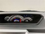 視認性に優れたメーターを採用しており、走行中でも車速や情報が分かりやすく表示されます。運転時の視線移動をむりのない範囲に抑え、快適で安心感のあるドライブをサポートします。