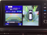 マルチビューカメラシステム搭載車です。お車の周囲を全方位でカバーします。後方・前方・両脇と、コンディションが悪い視界でもカラーモニターに映し出した映像がドライバーをサポートします。