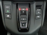 シフトは上級車の証、エレクトリックギアセレクターを採用し、スマートな操作が楽しめます。また電子制御パーキングブレーキやオートブレーキホールド機能も装備されています 。