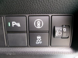 パーキングセンサーや横滑りを防ぐVSA等のスイッチ類は運転席の右側、手の届きやすい位置にあります。