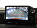 バックモニターは、ガイドライン付。ハンドル操作に合わせてガイドラインが変化し、苦手なバックをアシストします。
