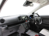 ダイハツのお店では、ダイハツ車を知り尽くしたプロフェッショナルが、専用の診断機器を使って各システムを点検しております。