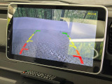 【バックカメラ】駐車時に後方がリアルタイム映像で確認できます。大型商業施設や立体駐車場での駐車時や、夜間のバック時に大活躍!運転スキルに関わらず、今や必須となった装備のひとつです!