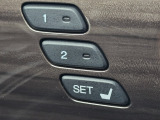 2パターンまでのシート位置を記憶できる便利なメモリー機能です。ご家族で運転を代わる際にもスイッチひとつで復元できます。
