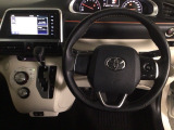 【ハンドル】運転にかかわる様々な操作を安全に行えるように視点移動が少なく操作性に配慮されたスイッチ類が凝縮されたコックピットです。