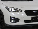 白く明るい光で夜間走行の安心感を高めるLEDヘッドランプです。