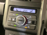 【オートエアコン】一度お好みの温度に設定すれば、車内の温度を検知し風量や温度を自動で調整。暑い&hellip;寒い&hellip;と何度もスイッチ操作をする必要はありません。快適な車内空間には必須の機能ですね♪