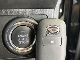 【キーフリーシステム】カバンやポケットに入れたままでもドアの施錠・解錠が可能なスマートキーを装備。エンジンのオン・オフ時もカギを取り出す必要が無いからとっても便利です♪