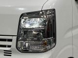 【LEDヘッドライト】悪天候や夜間走行時も良好な視界を確保し安心して運転できる高輝度LEDヘッドライトを装備!点灯速度が早く、消費電力も抑えられています。