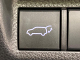 【ハンズフリーパワーバックドア】リアバンパー下部に足先を出し入れするだけでバックドアが自動で開閉♪両手が荷物でふさがっている時でもラクラク開閉操作が行えます!