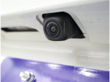 バックカメラが付いているので後方確認が非常にしやすいです。今や運転初心者も熟練者も必須装備!ついていて損はないですね♪