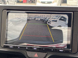 【バックモニター】後方の障害物や歩行者を確認できるバックモニター。狭い駐車場や混雑した場所でも安心して車を操作できます。