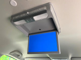 【フリップダウンモニター】大画面モニターで後席でもエンタメをお楽しみいただけます。小さなお子様にも大人気の装備です♪