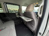 シートバックテーブルも標準装備でございます。車内での軽食などにも大変便利です。