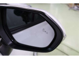 BSMを装備。さらに、後退時車両検知警報【RCTA】を搭載しています。バックで出庫する際に左右から接近する車両を検知し、ミラーのインジケーターの点滅と警報音で警告して安全確認をサポートしてくれます。