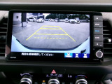 バックカメラの画像です。ガイドラインがスムースな車庫入れをサポートいたします。車庫入れの安心感がアップしますね。