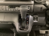 CVT車のセレクトレバーです。低速から高速まで、変速ショックのないスムーズな走りと、エンジン効率のよい領域を維持して燃費にも貢献します。サイドブレーキはスイッチ操作の電子制御パーキングブレーキです。