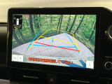 【バックカメラ】駐車時に後方がリアルタイム映像で確認できます。大型商業施設や立体駐車場での駐車時や、夜間のバック時に大活躍!運転スキルに関わらず、今や必須となった装備のひとつです!