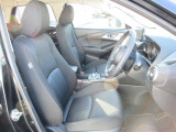 正しい姿勢で運転できるように体幹の腰部をしっかりささえるようデザインされているシートです。素材、シート形状を研究することでフィット感を高めつつ、優れた快適性を実現しています。