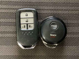 スマートキー付きですからドアロックの開閉およびエンジンスタートが楽々です。電動スライドドアの開け閉めもボタンで操作できます。加えて、純正リモコンエンジンスターター用の操作キーもついています。