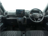 ◆視界広々で非常に運転しやすくロングドライブでも疲れを感じさせないすっきりとまとまったインパネ周りです。