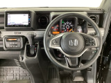 【ハンドル】運転にかかわる様々な操作を安全に行えるように視点移動が少なく操作性に配慮されたスイッチ類が凝縮されたコックピットです。